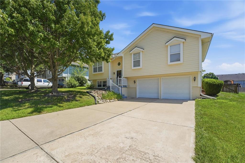 2nd image of 505 Blue Grass Dr, Raymore, MO 64083 | MLS# 2633167
