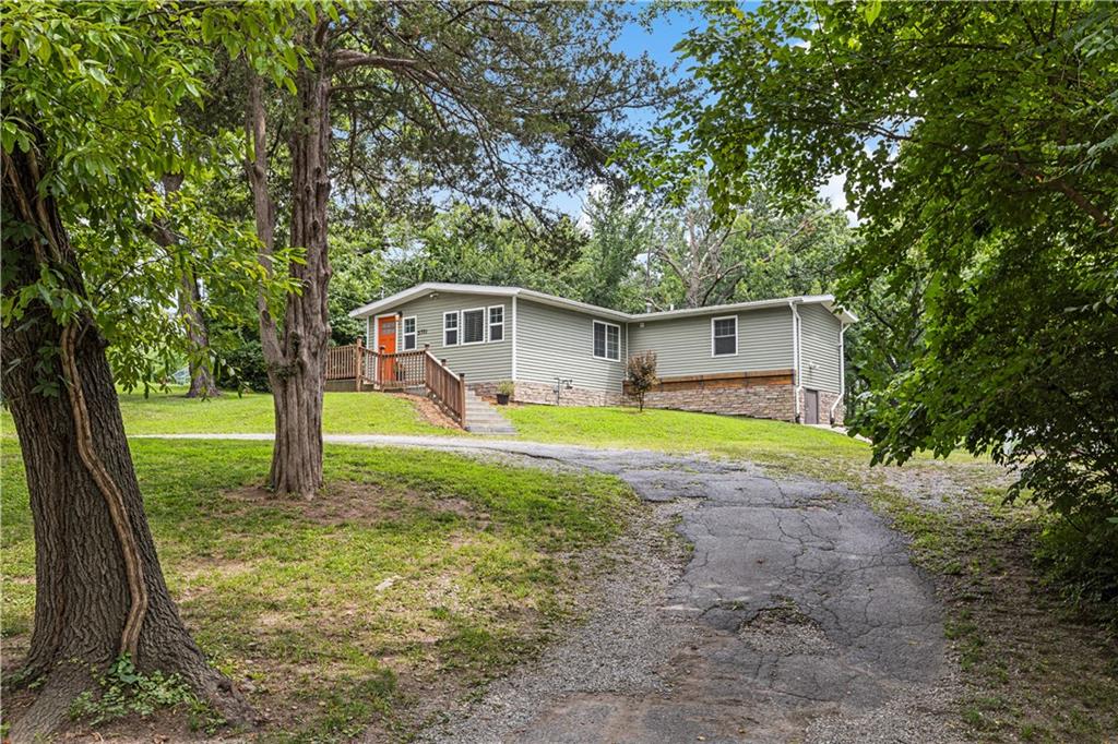2nd image of 5701 E 56th St, Kansas City, MO 64130 | MLS# 2633220