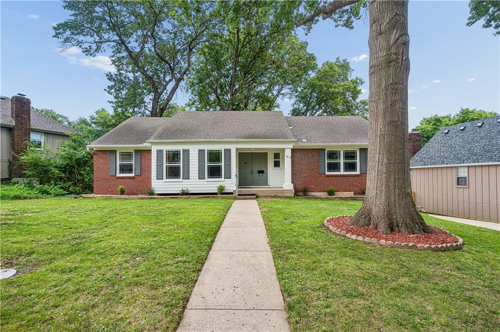 2nd image of 1313 E 98th Ter, Kansas City, MO 64131 | MLS# 2633290