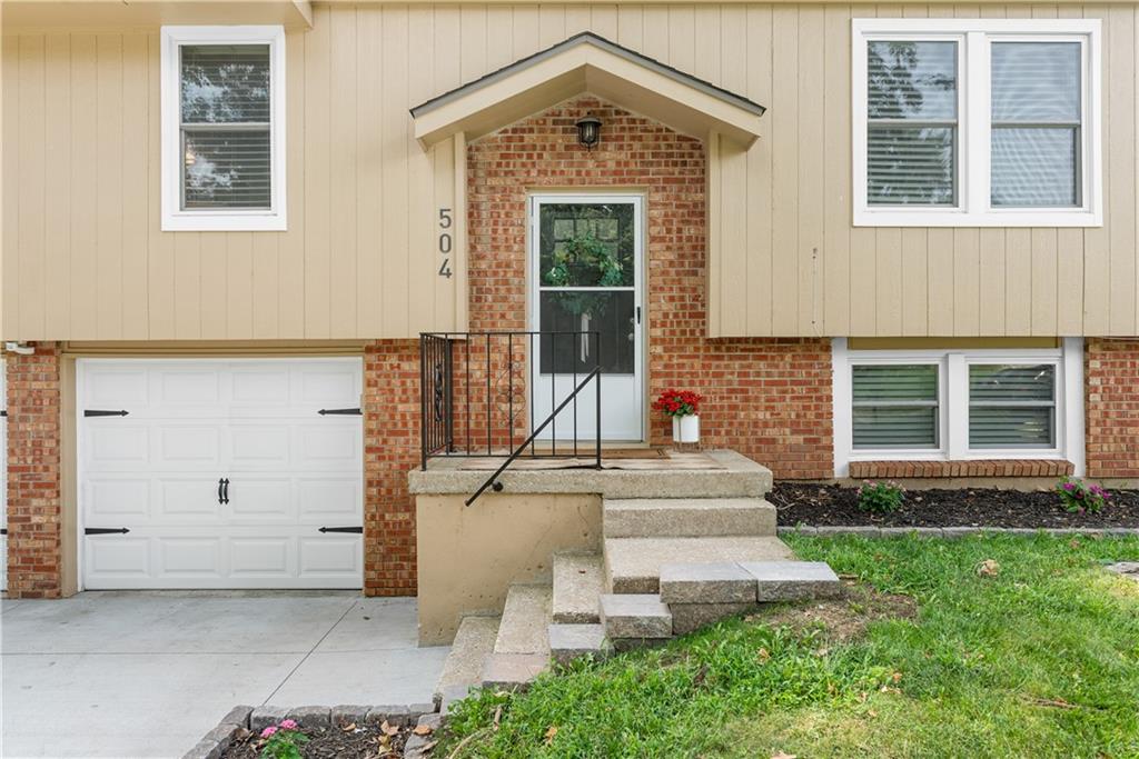 2nd image of 504 Sw Killarney Ln, Blue Springs, MO 64014 | MLS# 2633339