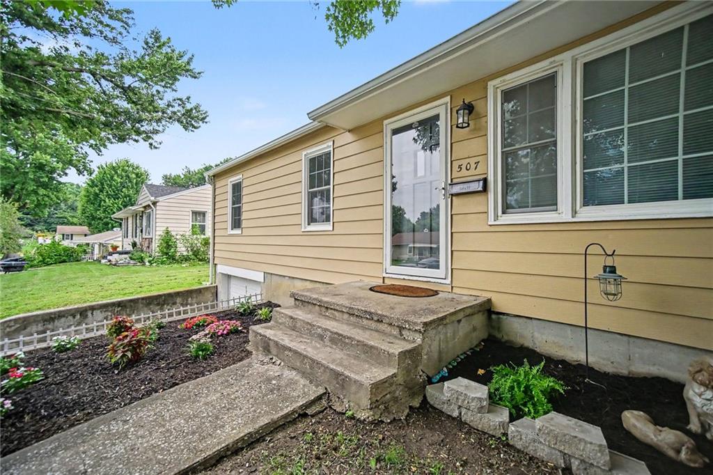 3rd image of 507 E Meadow Ln, Saint Joseph, MO 64501 | MLS# 2633616