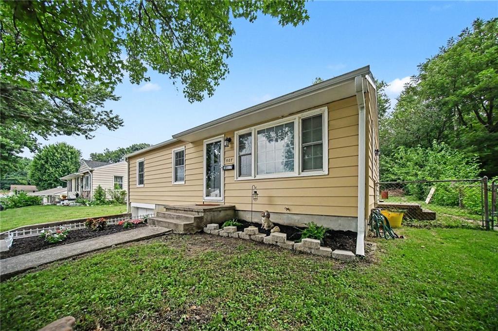 2nd image of 507 E Meadow Ln, Saint Joseph, MO 64501 | MLS# 2633616