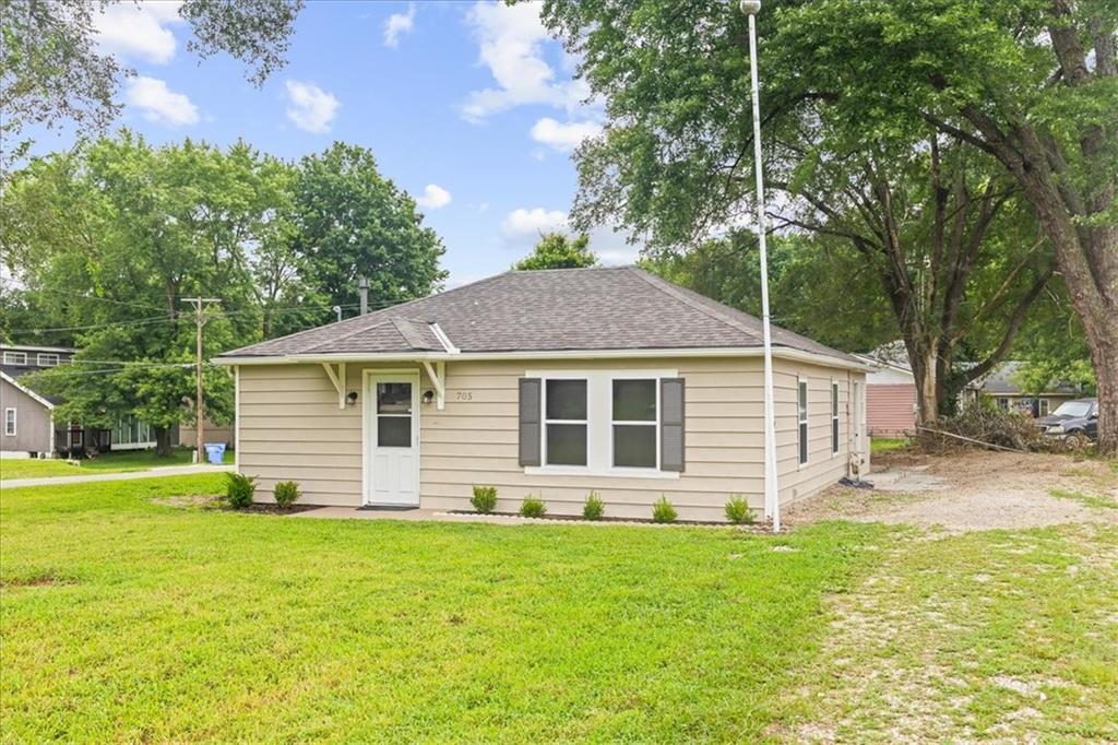 2nd image of 705 Yoeke St, Tonganoxie, KS 66086 | MLS# 2633649