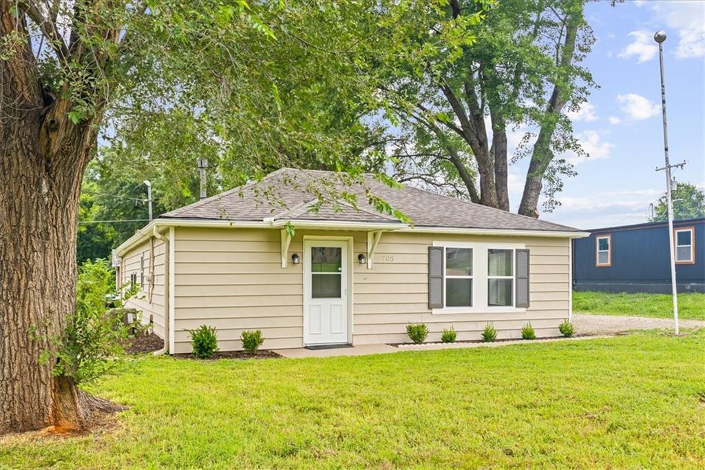 3rd image of 705 Yoeke St, Tonganoxie, KS 66086 | MLS# 2633649