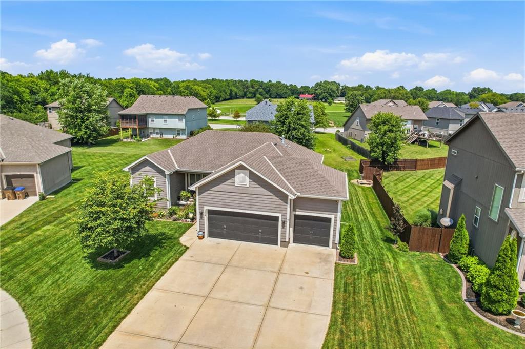 4th image of 1904 Red Bud Ct, Raymore, MO 64083 | MLS# 2633663