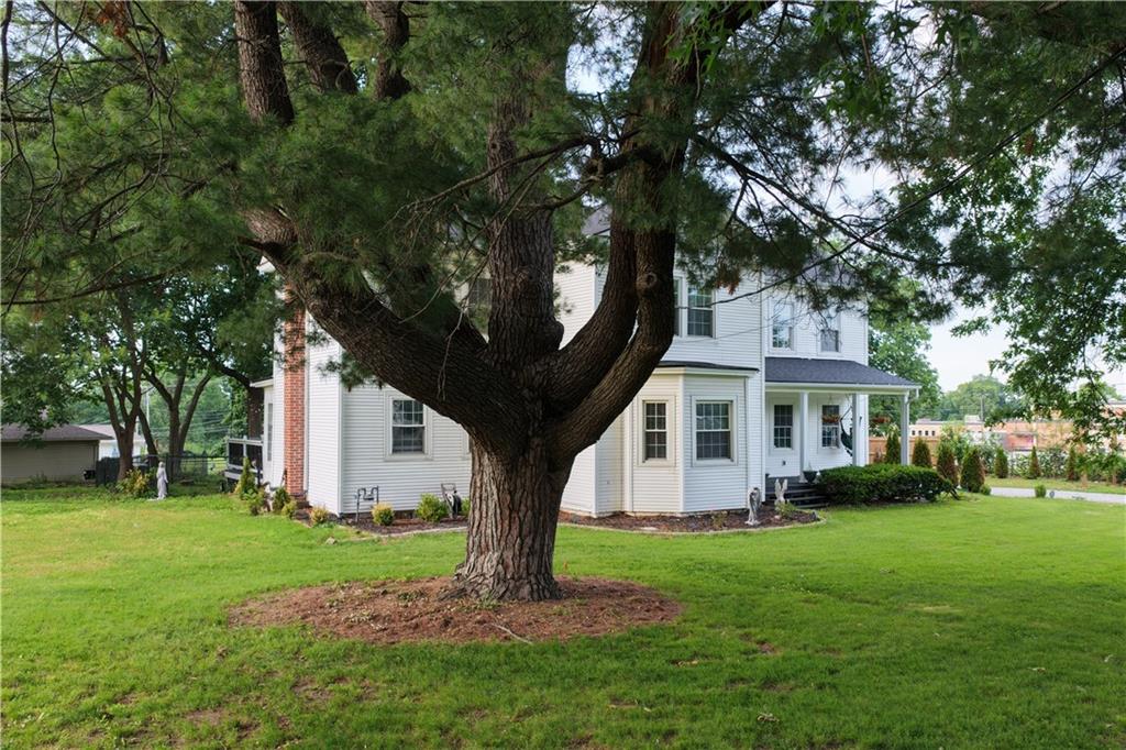 2nd image of 1900 Ne 65th St, Kansas City, MO 64118 | MLS# 2633765