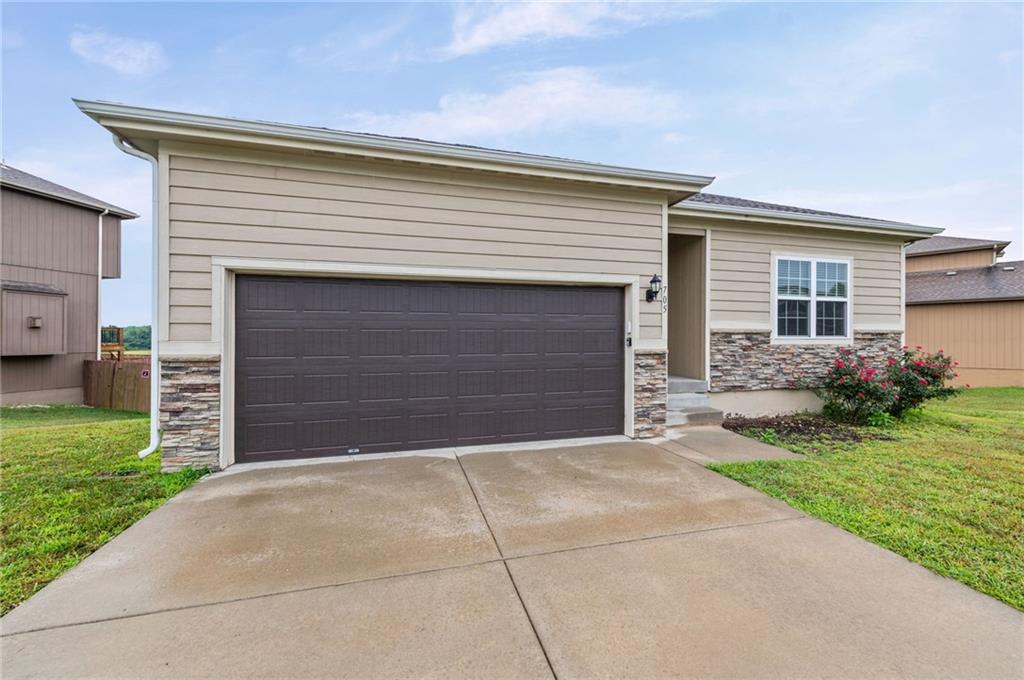 2nd image of 705 Nw 111th Ter, Kansas City, MO 64155 | MLS# 2633862