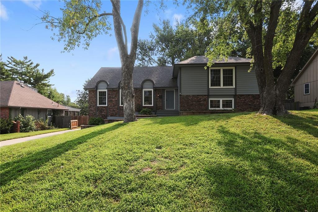 2nd image of 920 Sw 17th St, Blue Springs, MO 64015 | MLS# 2633958