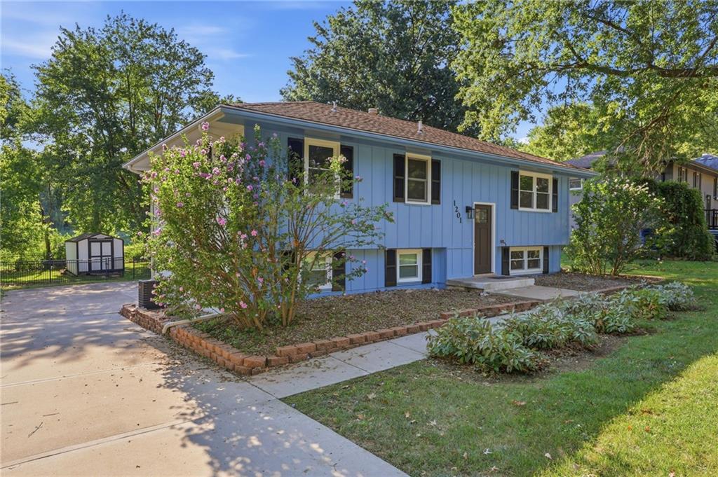 2nd image of 1201 Sw Mission Pl, Lee's Summit, MO 64081 | MLS# 2633980