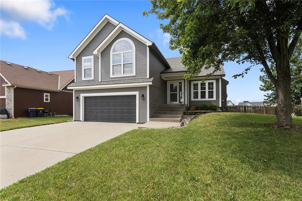1st image of 10904 N Manchester Ave, Kansas City, MO 64157 | MLS# 2634002