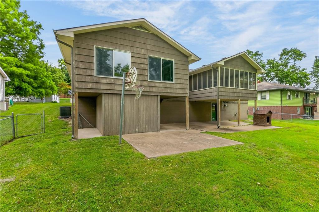 3rd image of 2820 Scott St, St Joseph, MO 64507 | MLS# 2634007