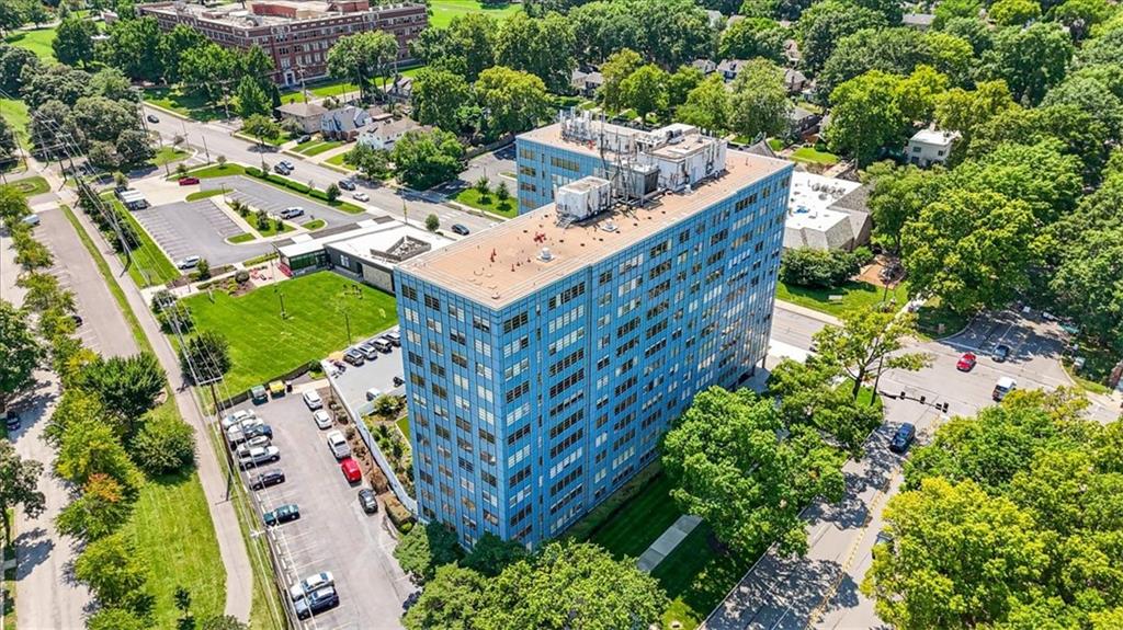 2nd image of 333 W Meyer Blvd, Kansas City, MO 64113