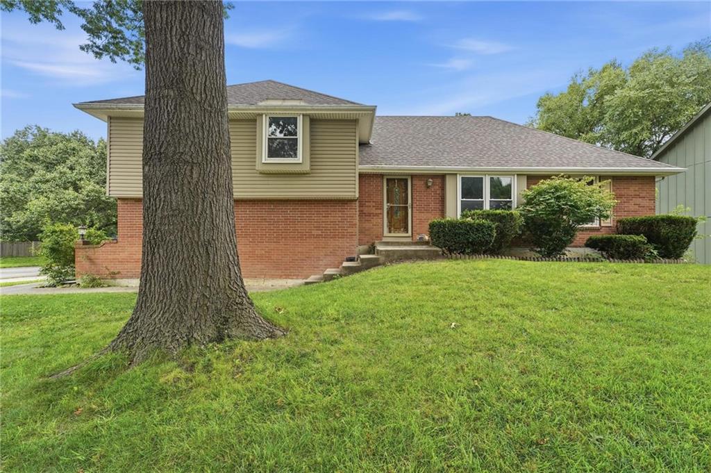 2nd image of 400 S Normandy Dr, Olathe, KS 66061 | MLS# 2634053
