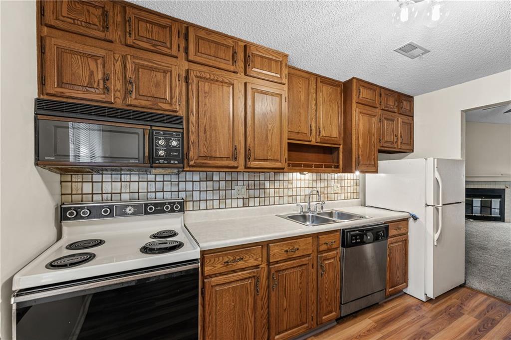 5th image of 8143 Holmes Rd #201, Kansas City, MO 64131 | MLS# 2634071