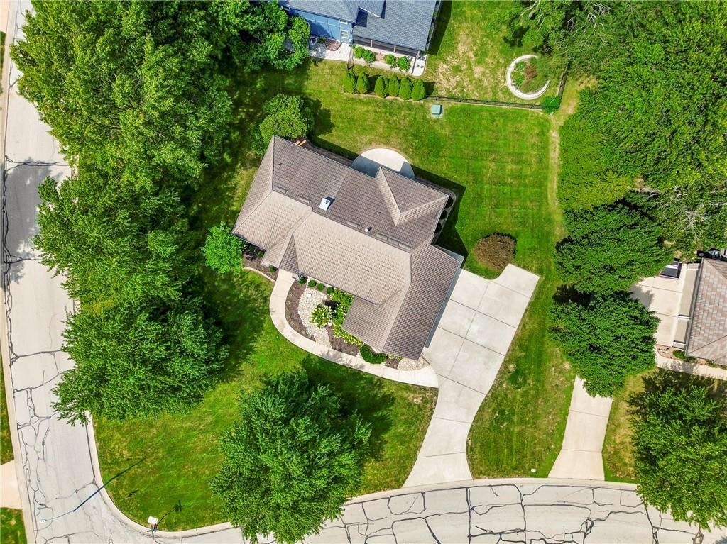 2nd image of 1824 Summit Valley Dr, Lee's Summit, MO 64081 | MLS# 2634077