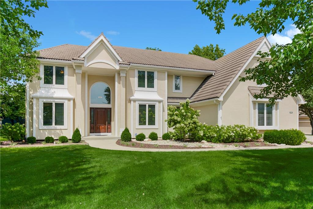 1st image of 1824 Summit Valley Dr, Lee's Summit, MO 64081 | MLS# 2634077