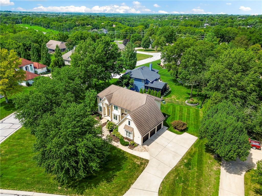 3rd image of 1824 Summit Valley Dr, Lee's Summit, MO 64081 | MLS# 2634077