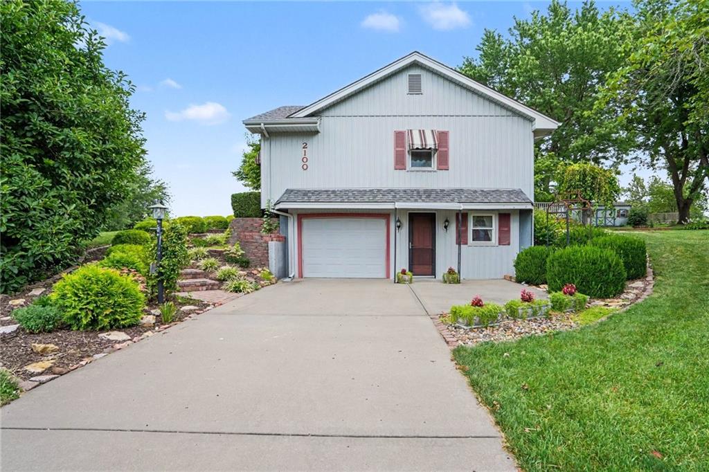 2nd image of 2100 Crescent Dr, Liberty, MO 64068 | MLS# 2634125