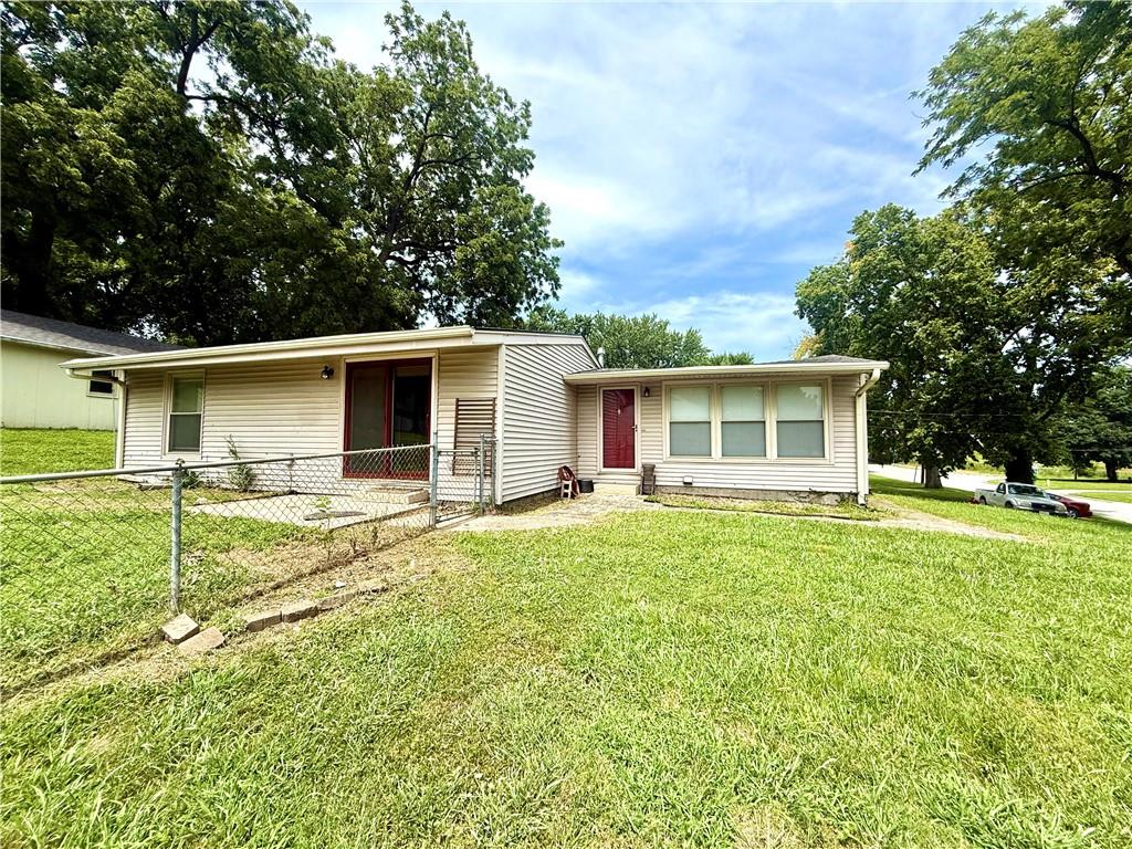 2nd image of 2214 S 28th St, Saint Joseph, MO 64503 | MLS# 2634134