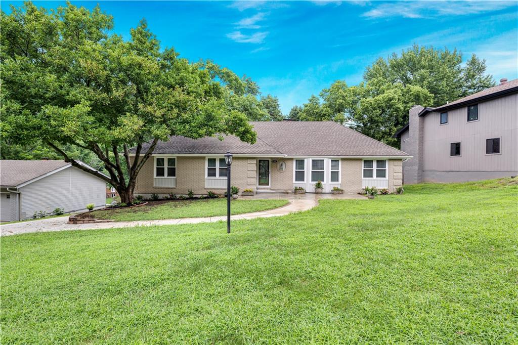 1st image of 404 Nw Briarcliff Rd, Kansas City, MO 64116 | MLS# 2634186