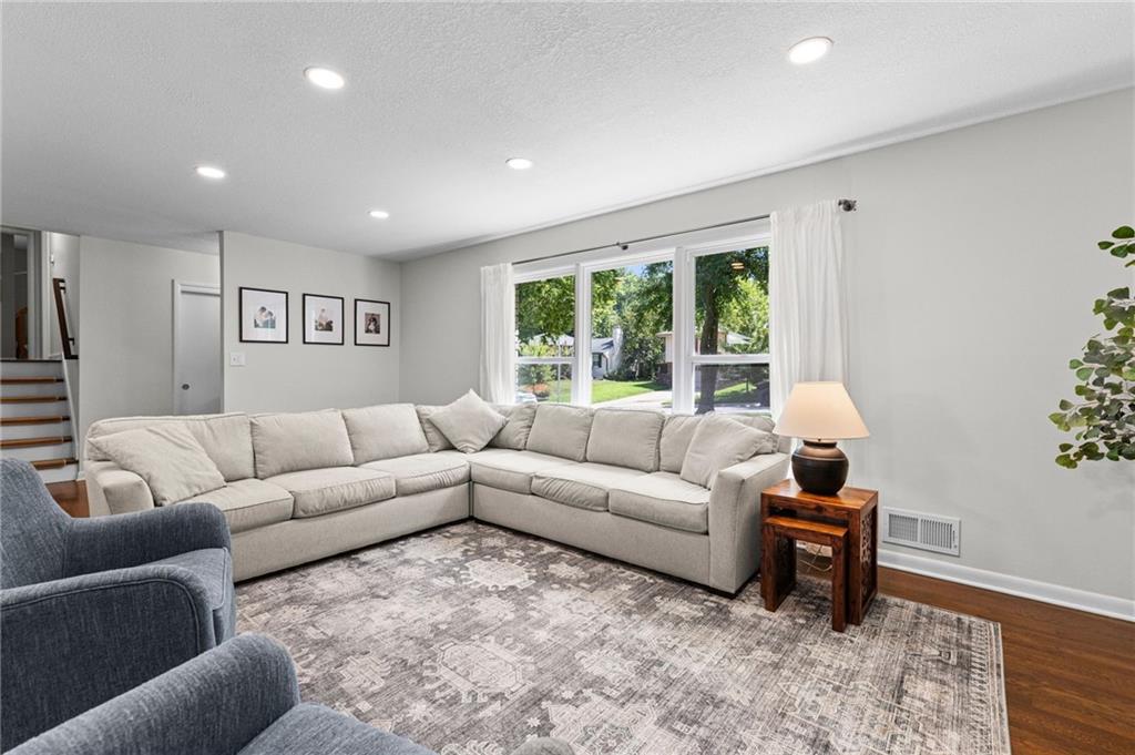 3rd image of 8802 Belleview Ave, Kansas City, MO 64114 | MLS# 2634196