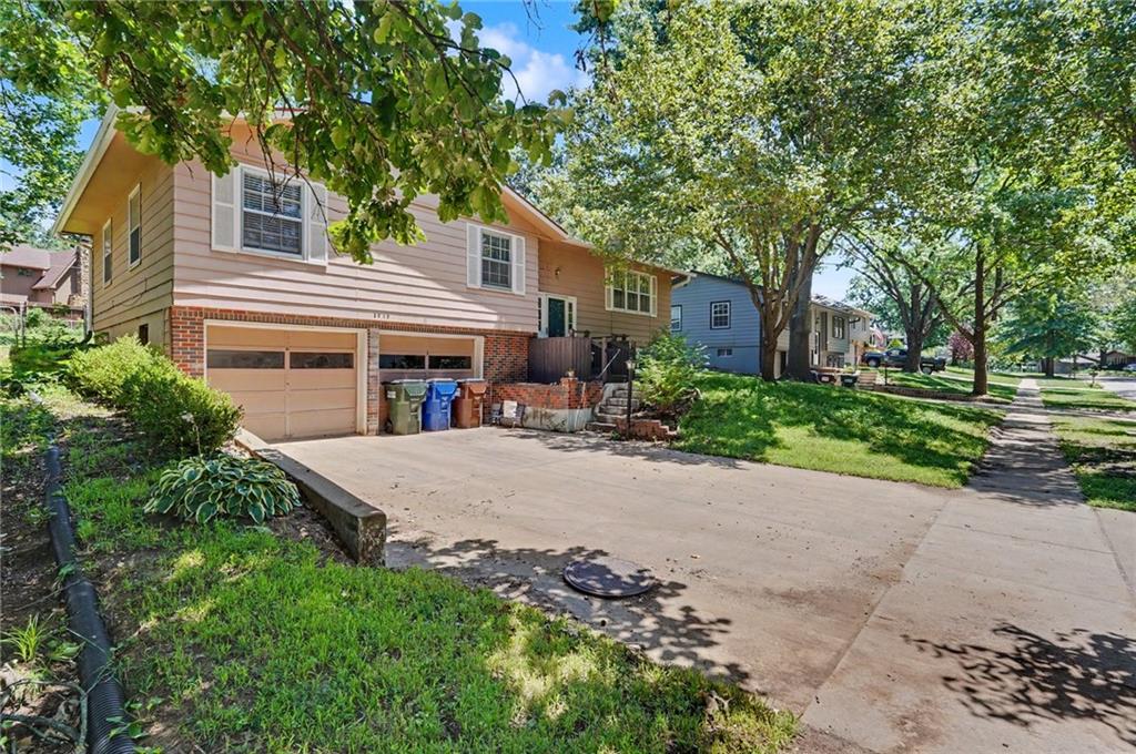1st image of 2920 Yellowstone Dr, Lawrence, KS 66047 | MLS# 2634200