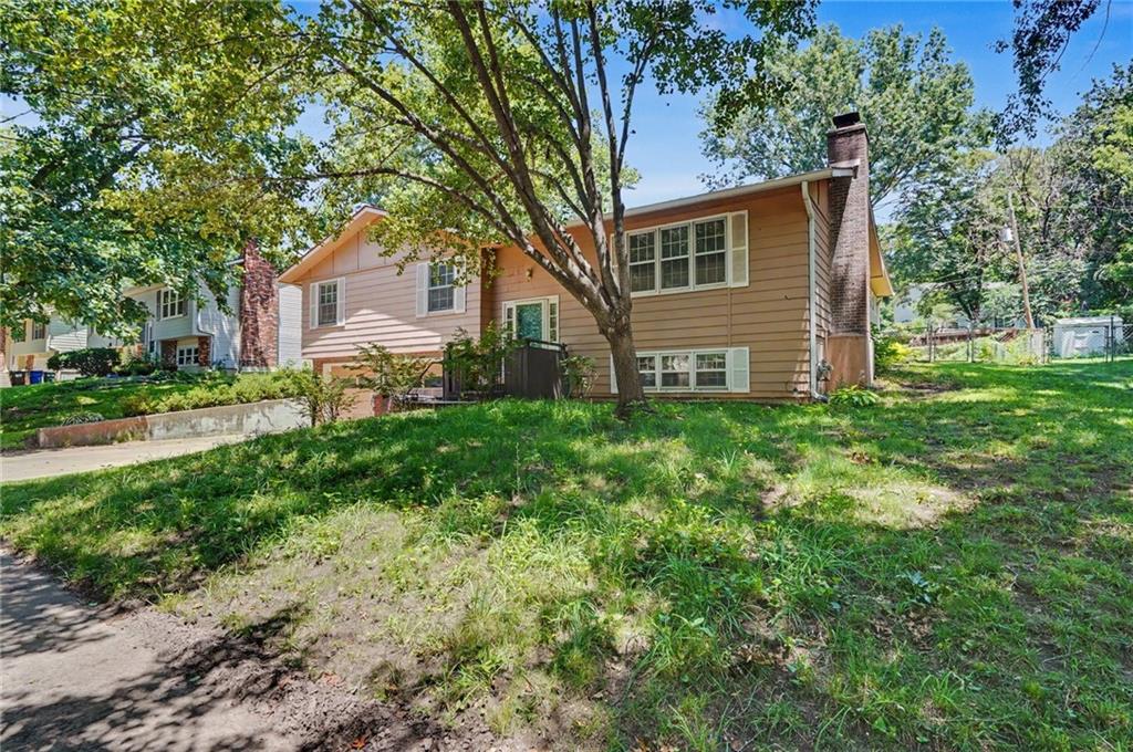 3rd image of 2920 Yellowstone Dr, Lawrence, KS 66047 | MLS# 2634200