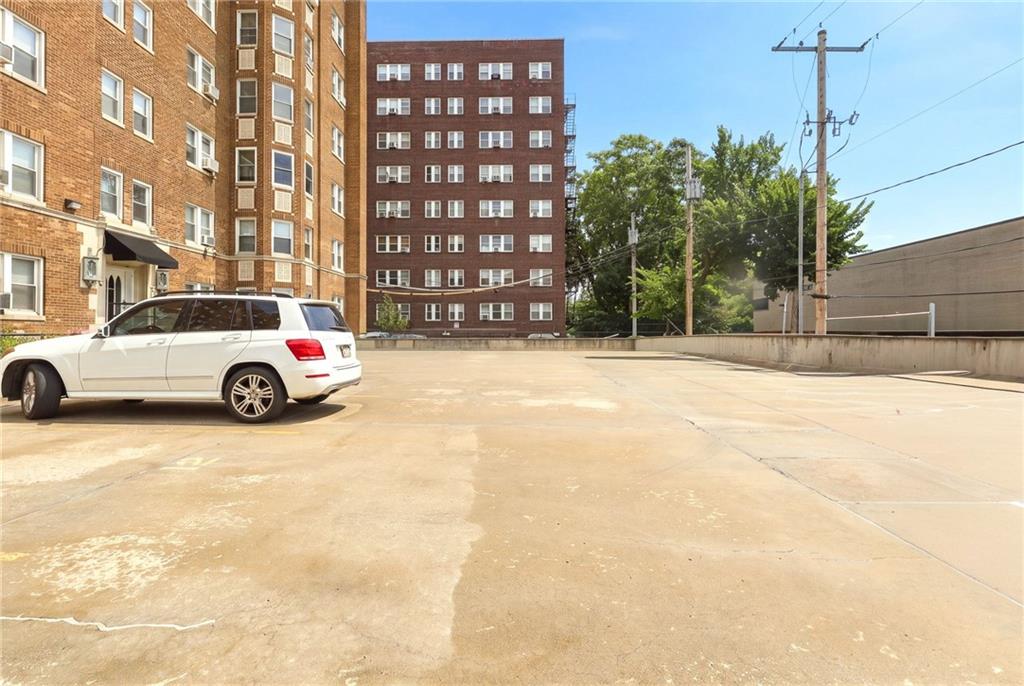 2nd image of 309 E Emanuel Cleaver Blvd, Kansas City, MO 64112