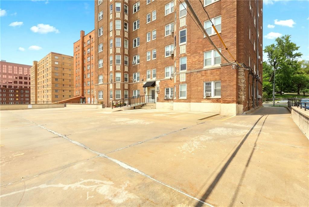 25th image of 309 E Emanuel Cleaver Blvd #404, Kansas City, MO 64112 | MLS# 2634207