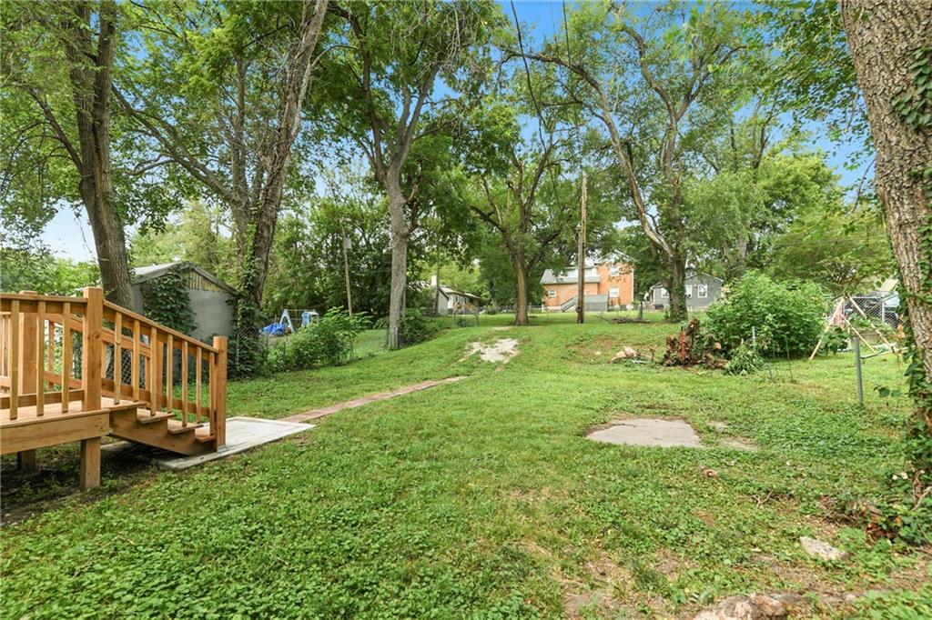 33rd image of 1122 2nd Ave, Leavenworth, KS 66048 | MLS# 2634226
