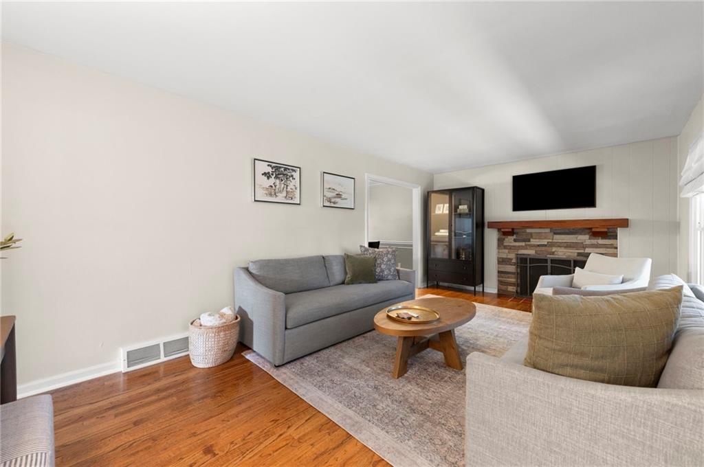 4th image of 9025 Holly St, Kansas City, MO 64114 | MLS# 2634301