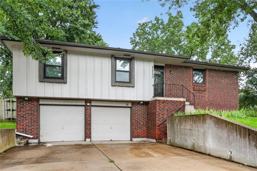 1st image of 1113 S Valley Rd, Olathe, KS 66061 | MLS# 2634462