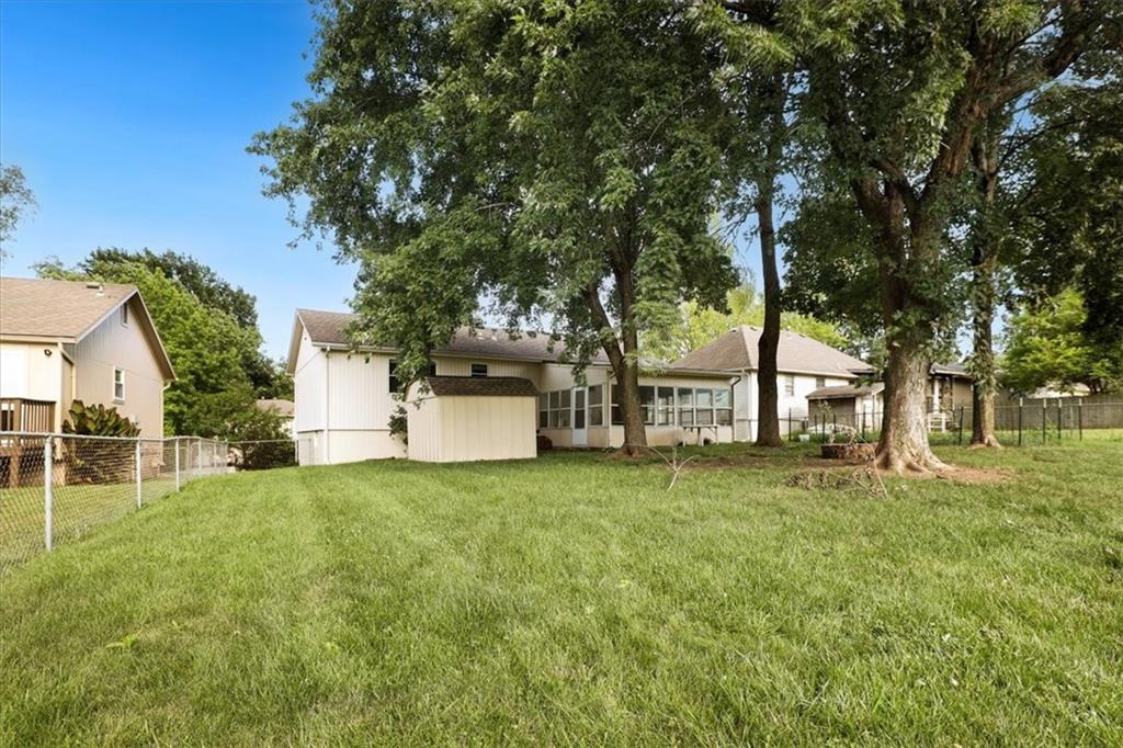 2nd image of 3008 S Bryn Mawr Dr, Independence, MO 64057 | MLS# 2634483