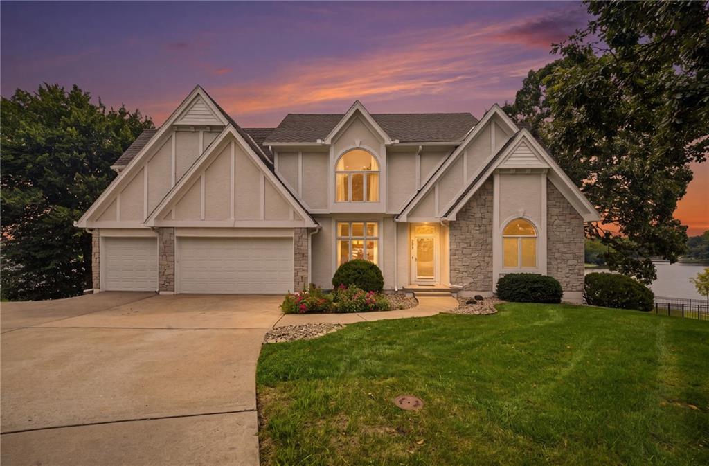 2nd image of 332 Ne Warrington Ct, Lees Summit, MO 64064 | MLS# 2634660