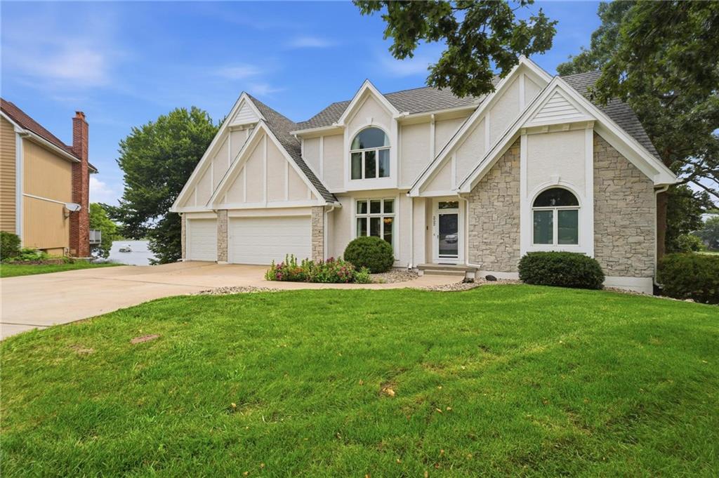 4th image of 332 Ne Warrington Ct, Lees Summit, MO 64064 | MLS# 2634660