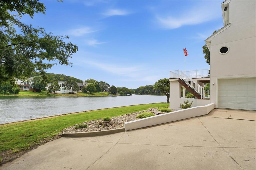3rd image of 332 Ne Warrington Ct, Lees Summit, MO 64064 | MLS# 2634660