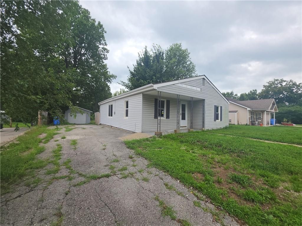 1st image of 120 E 6th St, Tonganoxie, KS 66086 | MLS# 2634722