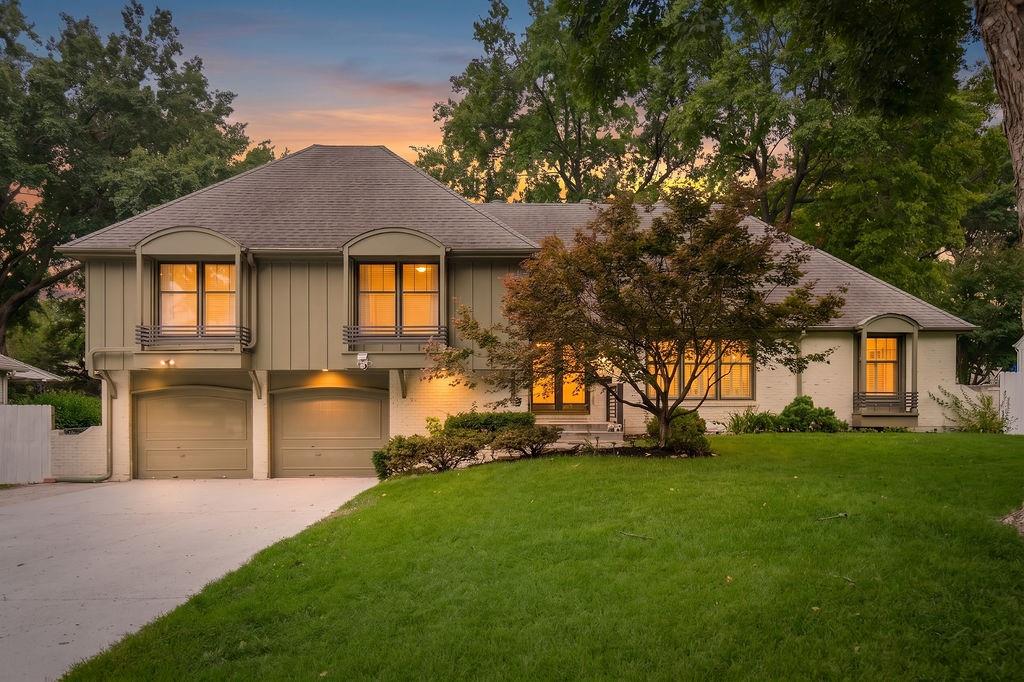 1st image of 301 W 116th St, Kansas City, MO 64114 | MLS# 2634763