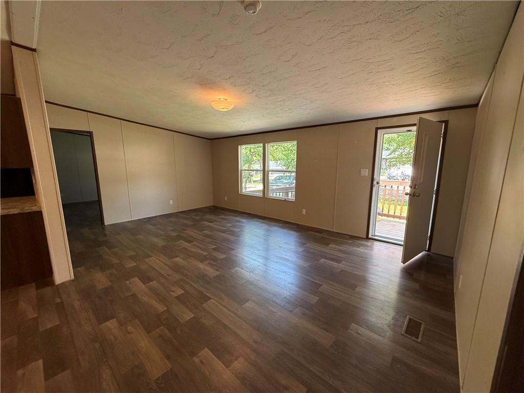 2nd image of 14 Live Oak Ct, La Cygne, KS 66040 | MLS# 2634778