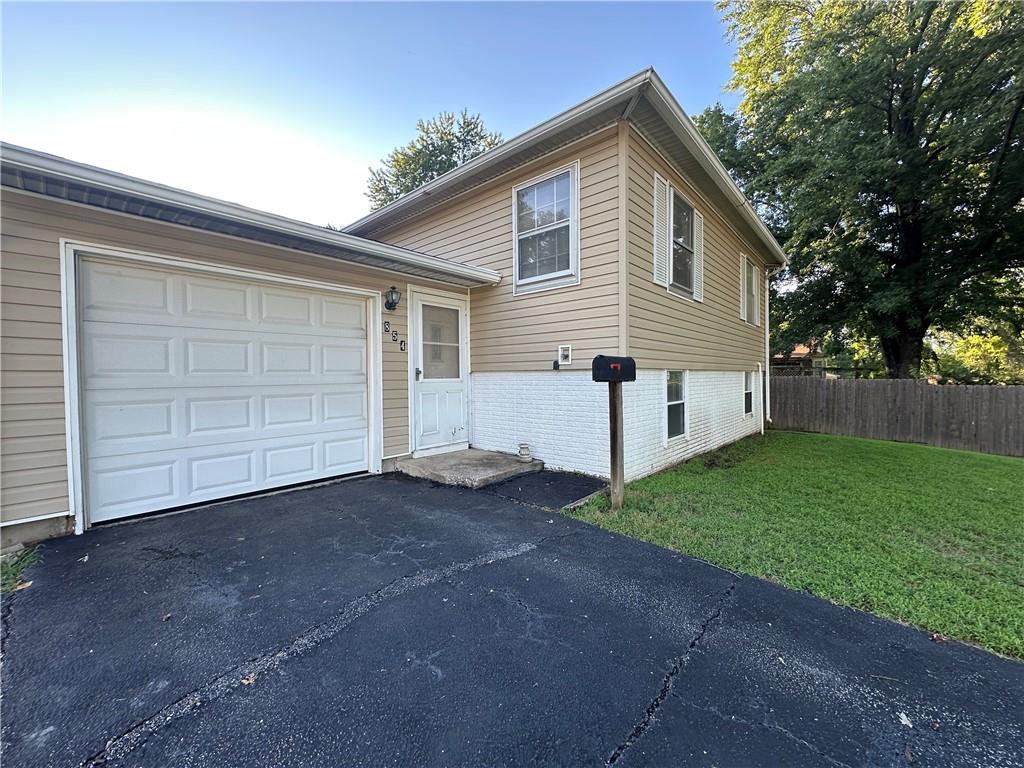 1st image of 854 N Aztec Dr, Independence, MO 64056 | MLS# 2634888