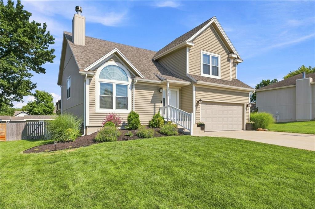 3rd image of 1301 Tabitha Ln, Greenwood, MO 64034 | MLS# 2635056