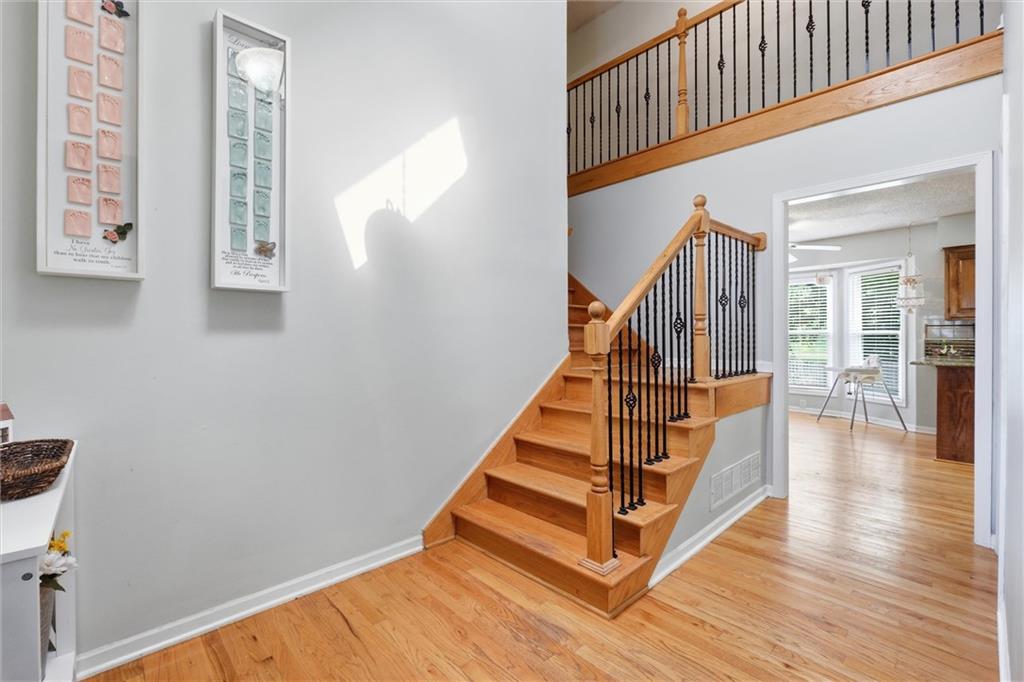 4th image of 1240 E Sleepy Hollow Dr, Olathe, KS 66062 | MLS# 2635079
