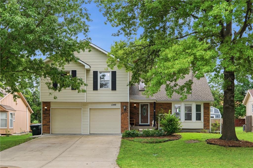 1st image of 1240 E Sleepy Hollow Dr, Olathe, KS 66062 | MLS# 2635079