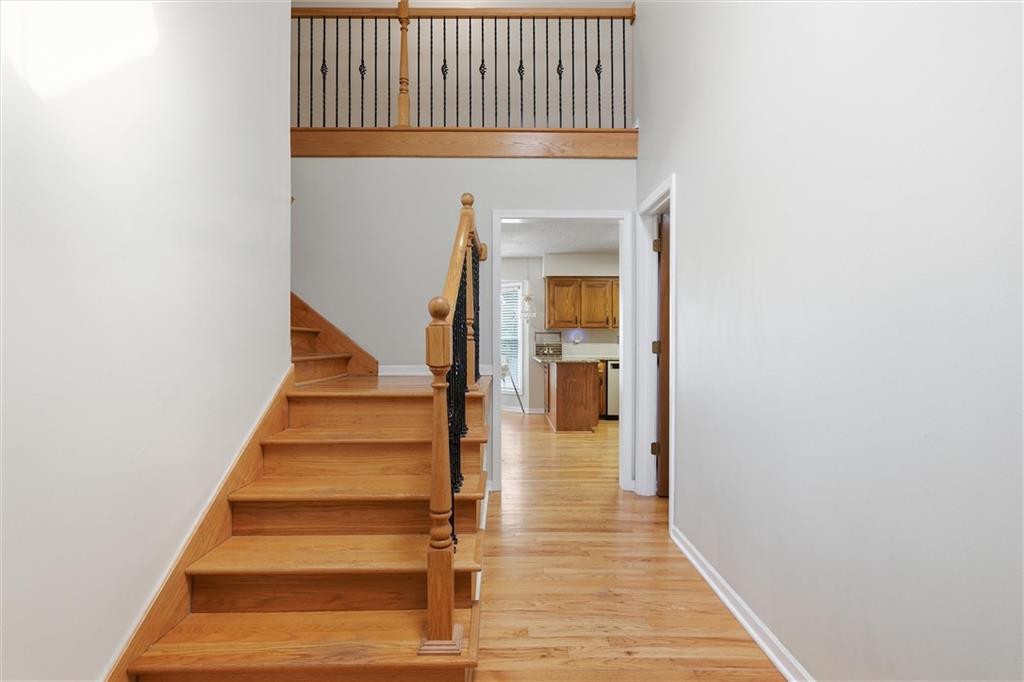 3rd image of 1240 E Sleepy Hollow Dr, Olathe, KS 66062 | MLS# 2635079