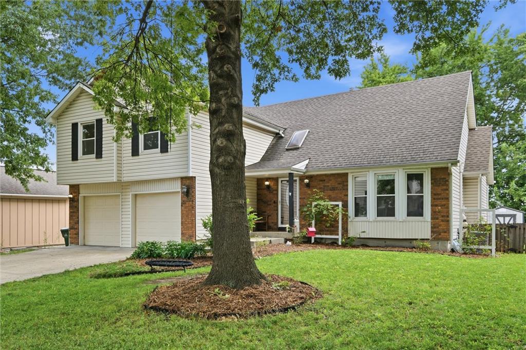2nd image of 1240 E Sleepy Hollow Dr, Olathe, KS 66062 | MLS# 2635079