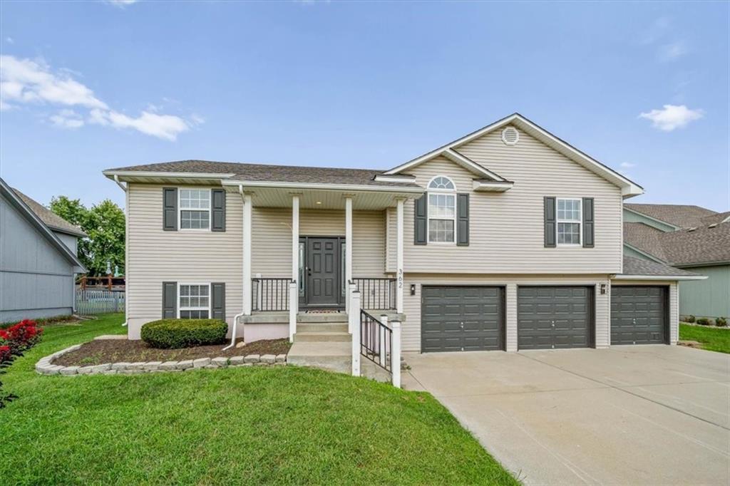 2nd image of 362 Sw Chatham Pl, Lees Summit, MO 64082 | MLS# 2635128