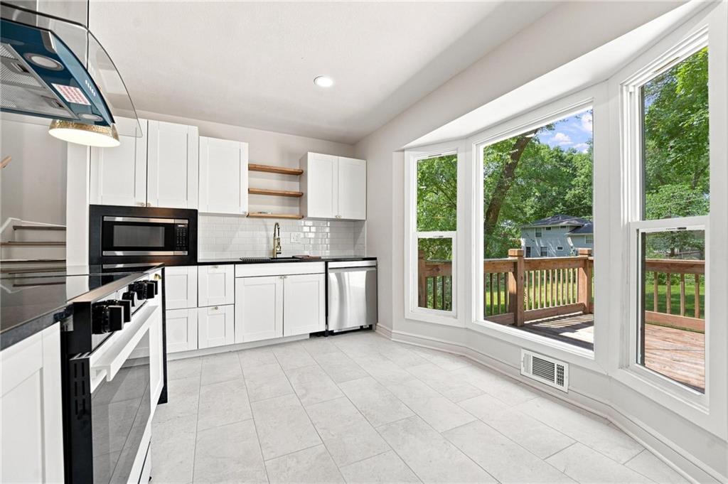 2nd image of 8812 W 72nd St, Overland Park, KS 66204 | MLS# 2635170