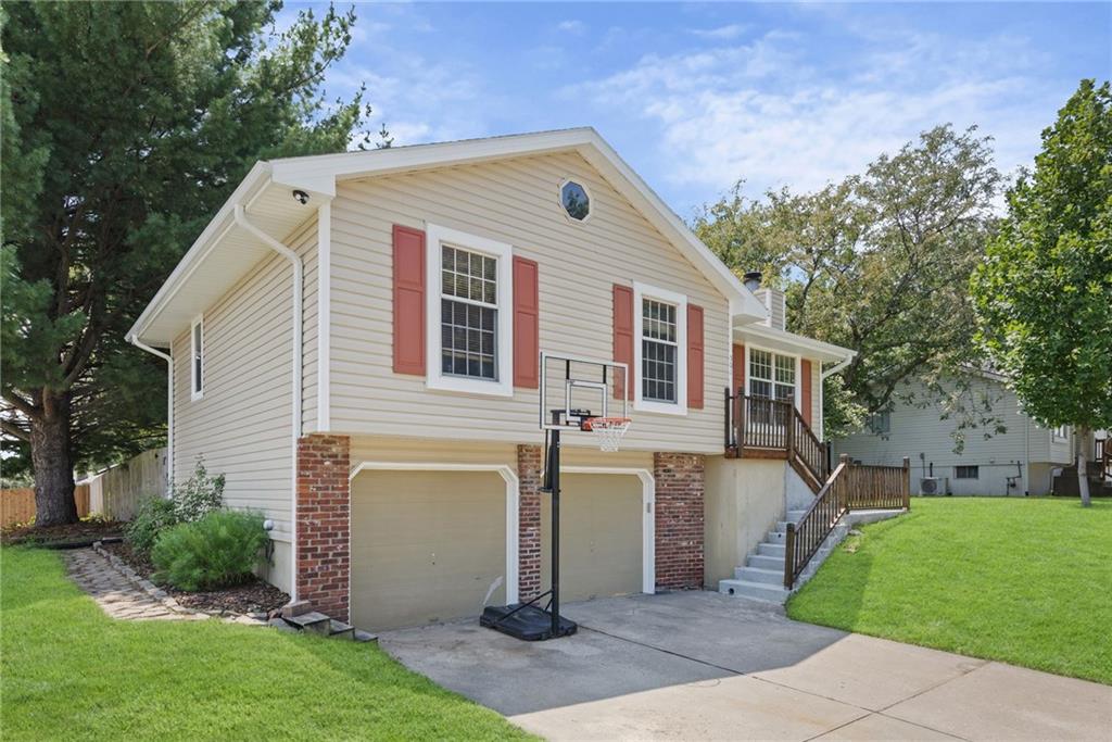 2nd image of 501 Sharon Dr, Liberty, MO 64068 | MLS# 2635199