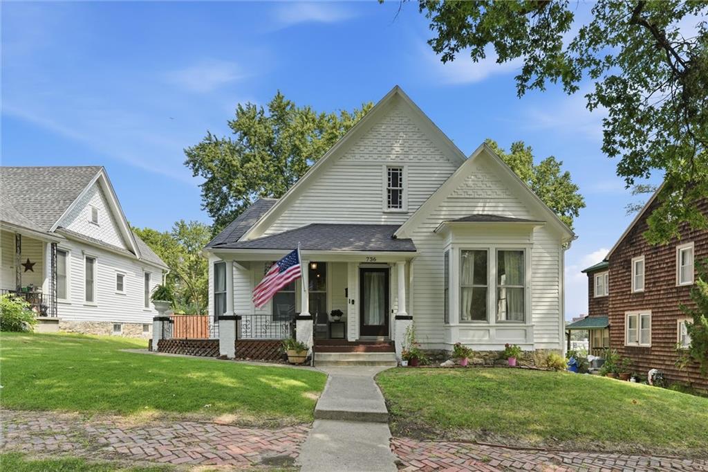 2nd image of 736 Walnut St, Leavenworth, KS 66048 | MLS# 2635277