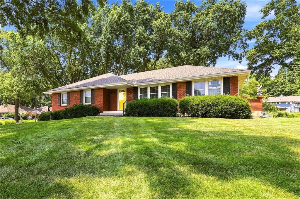 2nd image of 1701 Willow Cir, Blue Springs, MO 64014 | MLS# 2635293